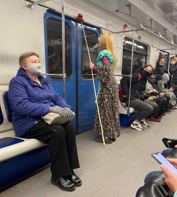 Модники и странные персонажи в метро