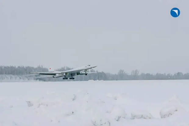 Американское издание назвало российский стратегический бомбардировщик Ту-160 «молотом Путина» в случае конфликта с НАТО