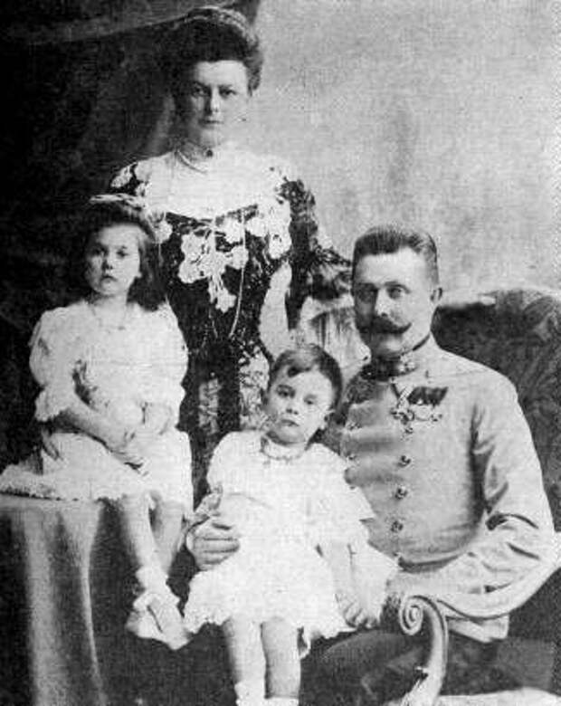 Эрцгерцог Франц Фердинанд с супругой Софией и детьми. 