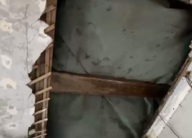 В Хабаровске семья два месяца живет с огромной дырой в потолке