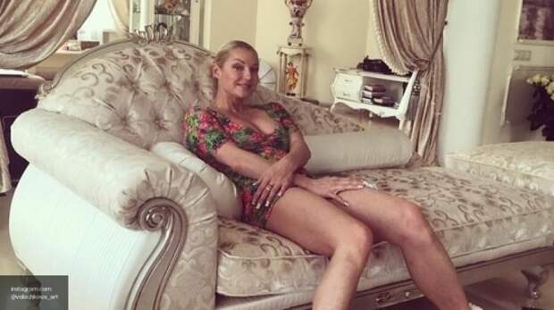 Анастасия Волочкова устроила тест-драйв бани в Екатеринбурге и села на шпагат на