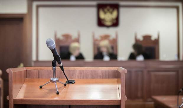 Болельщик, ударивший ногой в лицо полицейского на матче «Сибири», получил условный срок