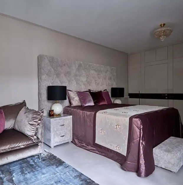 Спальня в бежевых тонах с ярким акцентом. Спальня в бежевых тонах с ярким акцентом.