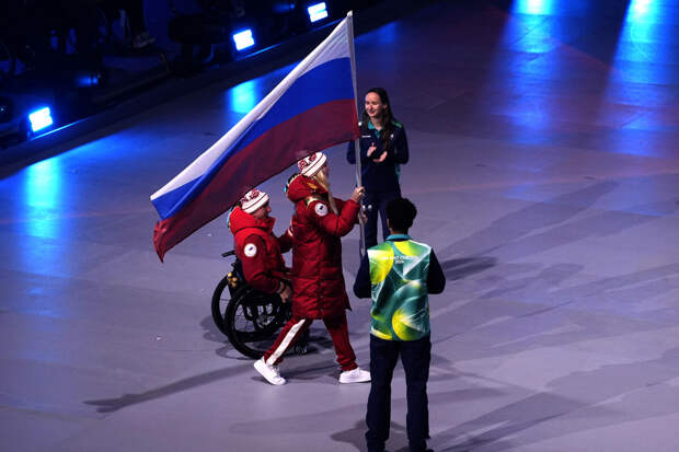 Российские паралимпийцы с флагом прошли на закрытии Игр в Италии