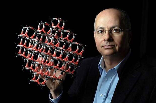 «Переосмысление материи»: Нобелевский лауреат изобрел способ получать воду из сухого воздуха