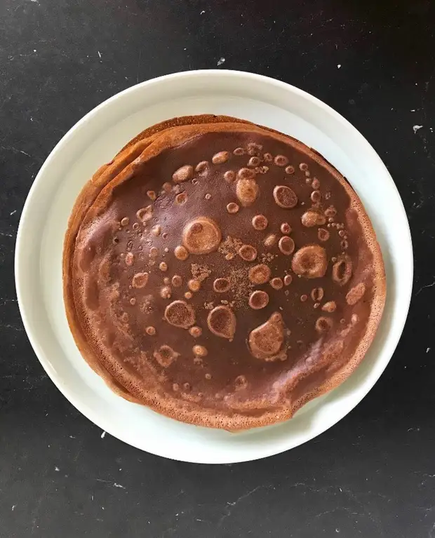 Очень аппетитные шоколадные блины можно приготовить из минимального количества продуктов