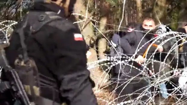 Польские пограничники начали применять слезоточивый газ против мигрантов