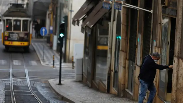 Португалия закрывает на две недели границу с Испанией