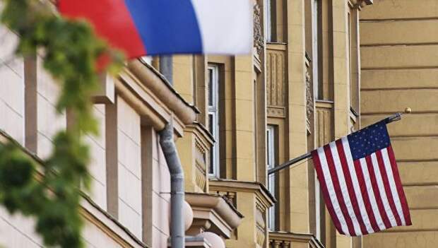 Флаги России и США на здании американского посольства в Москве