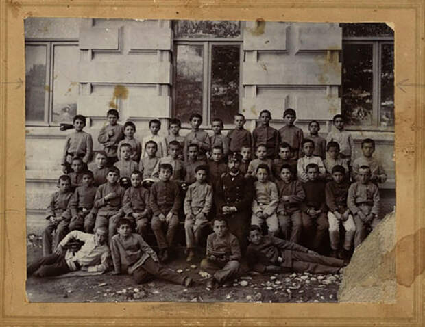 1903 г. Ученики 1 класса гимназии г. Кутаиси (Владимир Маяковский третий слева во втором ряду)