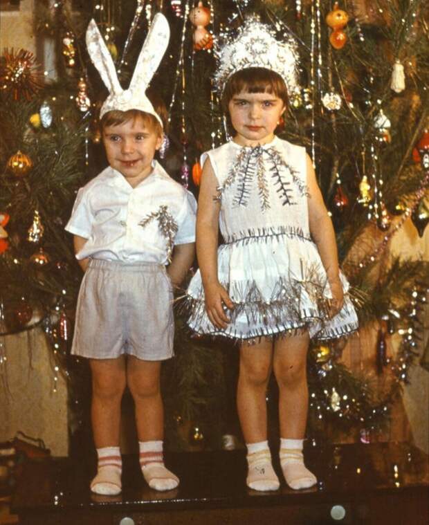 Девочки-снежинки и мальчики-зайчики: как советские родители наряжали детей на Новый год