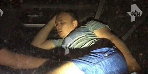 Полицейские поймали пьяную автоледи со спящим в салоне министром финансов Саратовской области