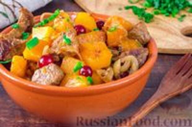 Фото к рецепту: Жаркое из говядины и тыквы с клюквой