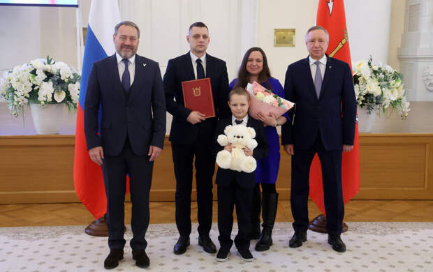 Александр Беглов перед Днем защитника Отечества передал ветеранам боевых действий документы на новые квартиры