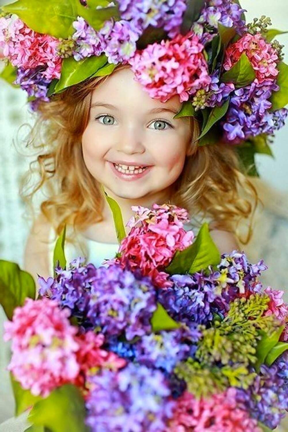 Ребенок с цветами