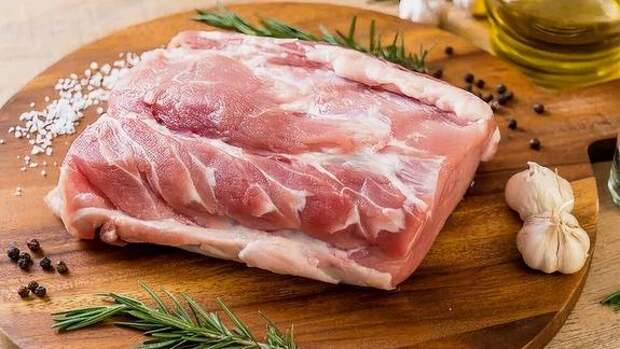 Производители свинины говорят, что надо срочно поднимать цену на мясо хрюшек