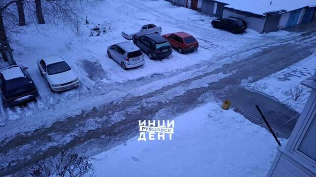 В Рубцовске из‑за прорыва труб затопило двор и подъезды многоэтажного дома