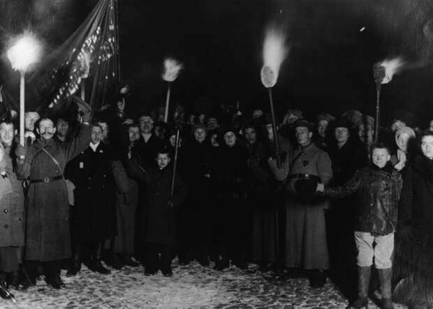 Толпа с плакатами и факелами в честь второй годовщины большевистской революции в Петрограде