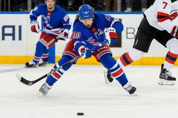 Панарин сравнялся с Дацюком по числу голевых передач в чемпионатах НХЛ