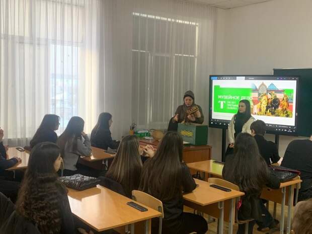 Обучающиеся Адыгейской республиканской гимназии прикоснулись к истории с помощью сотрудников Национального музея Адыгеи