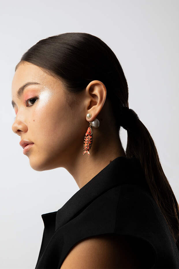 ПЛАТЬЕ И СЕРЬГА, Dior. ТОН DIOR BACKSTAGE LINE FACE AND BODY FOUNDATION, 2N, ТУШЬ ДЛЯ БРОВЕЙ DIORSHOW PUMP’N’BROW, 002, ТУШЬ DIORSHOW ICONIC OVERCURL, 090, РУМЯНА ROUGE BLUSH, 353, БЛЕСК ДЛЯ ГУБ LIP GLOW OIL, 001, ТЕНИ 5 COULEURS COUTURE, 089. ВСЕ Dior Beauty