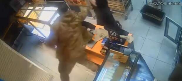 Украинский военный атаковал продавщицу фастфуда из-за порции сыра: ударил и пригрозил отрезать голову