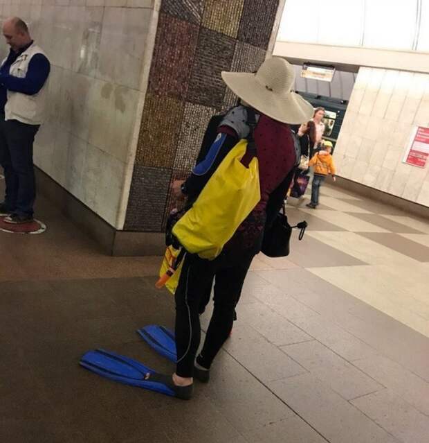 Модники и странные персонажи в метро