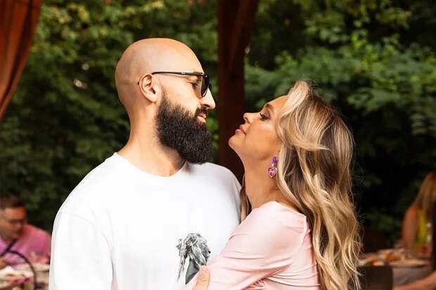 «Выжила всех красивых»: Хилькевич призналась, что разогнала подруг из-за одного взгляда мужа