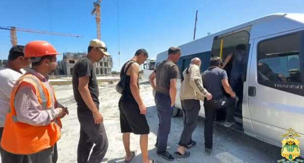 В Новороссийске на стройке обнаружили 150 мигрантов: 35 доставили в участок