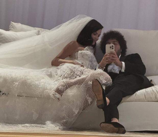 Селена Гомес показала фото со свадьбы, а Бенни Бланко с первой брачной ночи Селена Гомес показала фото со свадьбы, а Бенни Бланко с первой брачной ночи