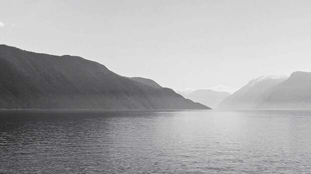 Хрустальный перезвон льда на Телецком озере попал на видео