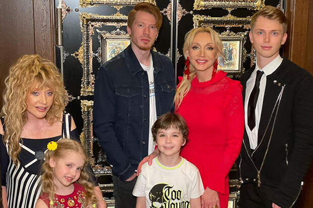 "Дочки-матери": Кристина Орбакайте поделилась семейным снимком с Аллой Пугачевой и детьми