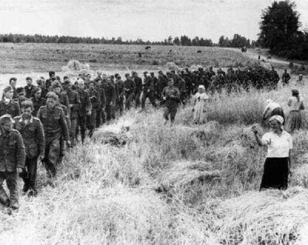 Женщина показывает кукиш немецким военнопленным в 1944 году. 