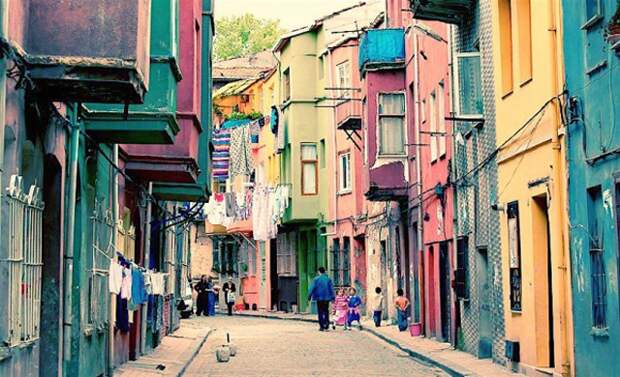 Balat-is-the-traditional-Jewish-quarter-in-the-Fatih-district-of-Istanbul-Turkey.-600x366