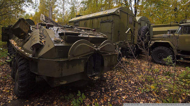 Брошенная военная техника в лесу Брошенная военная техника в лесу