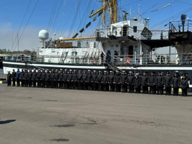 В Ванино транспортные полицейские провели увлекательную экскурсию для детей на учебное парусное судно  «Паллада»