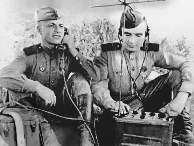 Экипаж личной радиостанции комдива 106-й гвардейской воздушнодесантной дивизии. Справа начальник радиостанции В. К. Куклин, работавший в первый год войны на монтаже передатчиков типа 12-РП