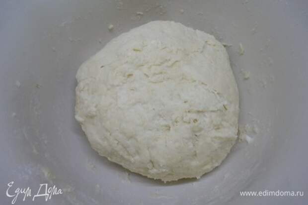 Перемешиваем и собираем в ком тесто с относительно однородной структурой, долго не вымешивая. Поместите в холодильник на 1 час.
