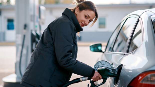 В автошколах будут учить не только ПДД и вождению, но и правильно заправлять машину топливом