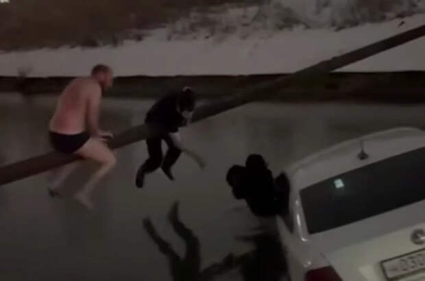 Появились кадры спасения женщины с ребенком из тонущей в Махачкале машины