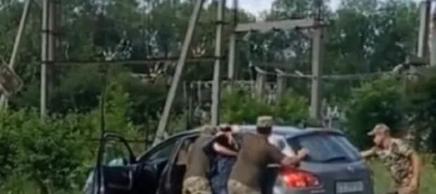 Новая практика мобилизации: блокирование автомобилей, разбитые окна и силовое извлечение водителей