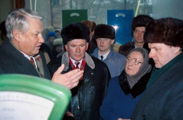 1992. 14 января. Санкт-Петербург. Президент России Борис Ельцин посещает магазин
