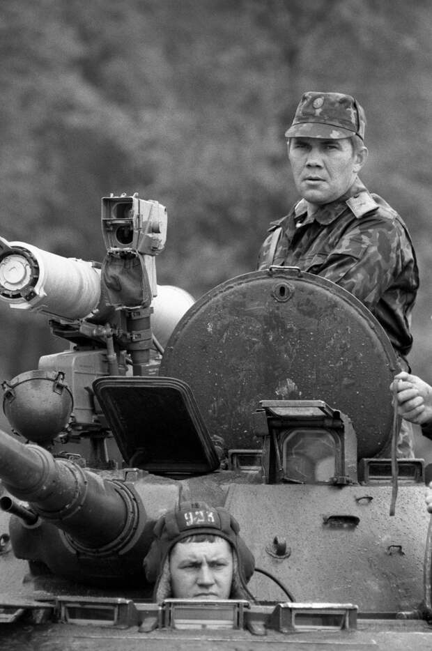 1992. 30 июня. Гвардии генерал-майор А. И. Лебедь на танке. С 27 июня 1992 года А. И. Лебедь приказом генштаба РФ был назначен командующим 14-ой гвардейской общевойсковой армией, дислоцированной в Приднестровье