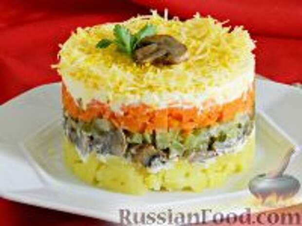 Фото к рецепту: Слоеный салат с жареными шампиньонами