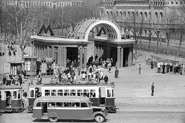 Зачем в Москве переименовывали станции метро?