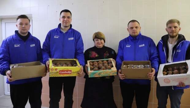 Волонтёры «Единой России» поздравили военнослужащих с праздником Светлой Пасхи