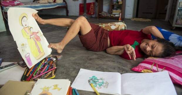 Девушка-инвалид из Вьетнама рисует свои мечты ногами