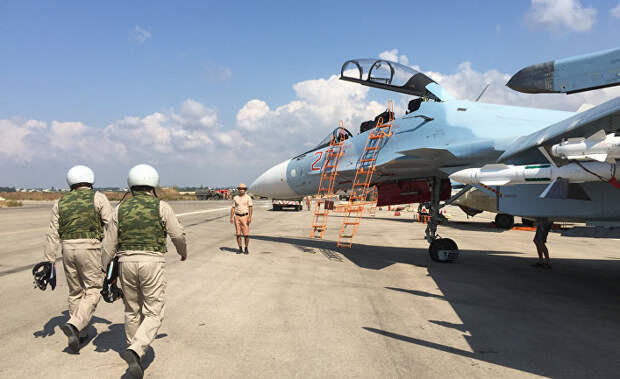 Российские летчики готовятся к посадке в истребитель Су-30 перед вылетом с аэродрома "Хмеймим" в Сирии. 5 октября 2015 Российские летчики готовятся к посадке в истребитель Су-30 перед вылетом с аэродрома "Хмеймим" в Сирии. 5 октября 2015