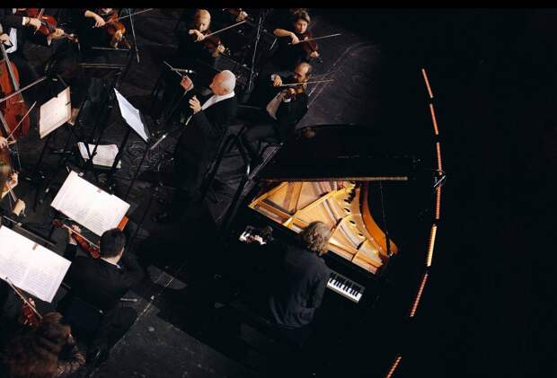 Адам и Дали Гуцериевы выступили с филармоническим оркестром под руководством Владимира Спивакова