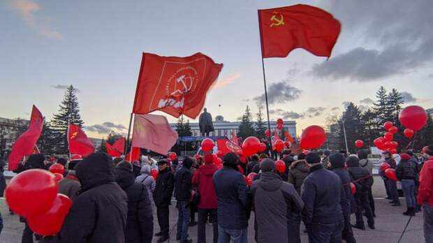 Алтайские коммунисты провели праздничный митинг на площади Советов